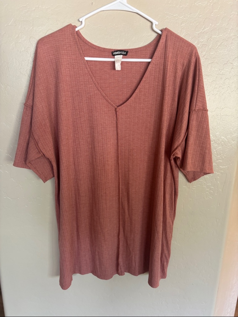 Heimish 

Ribbed V-Neck Short Sleeve Top in Dusty Rose